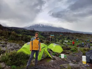 Second Cave Camp, im Hintergrund der Kilimanjaro