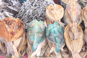 Delikatessen am Fischmarkt von Labuan Bajo