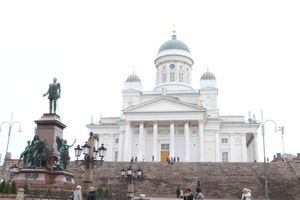 Denkmal von Zar Alexander II. vor dem Dom