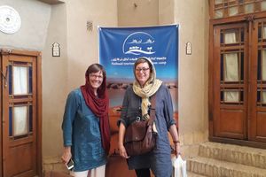Treffen sich zwei Arbeitskolleginnen in Yazd ...