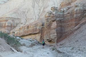 Wir wandern im Flussbett ins Tal