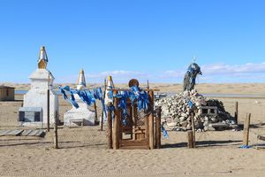 Stupa und Ovoo - hier ist für alle Platz