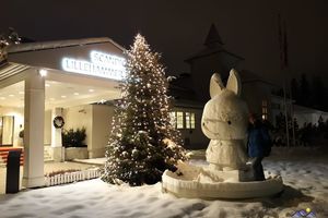 Vor dem Hotel steht das Olympia-Maskottchen aus dem Jahr 1994