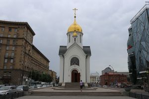 St. Nikolai Kapelle mitten im Verkehr