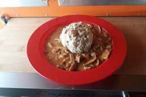 Schwammerlgulasch mit Semmelknödel