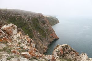 Die Küste im Nebel