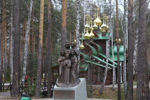 Statue der Kinder des Zaren, im Hintergrund die Nikolaus dem Wundertätigen, gewidmete Kirche