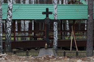 Dieses Kreuz markiert den Minenschacht, in dem die Leichen versteckt wurden