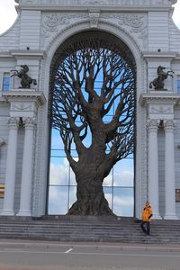 Gebäude mit Baum