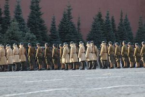 Auf dem Roten Platz proben Soldaten für den Tag der Russischen Einheit