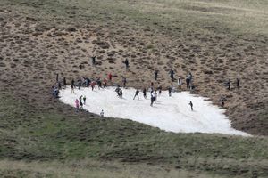 Iranische Schüler bei der Schneeballschlacht