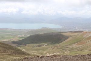 Blick hinunter auf Tatvan und den Vansee