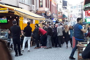 Fußballfans vor den Lokalen