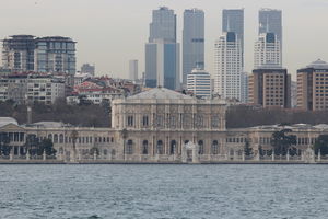 Vorne der Dolmabahce Palast, hintern die moderne Skyline