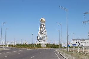 Silk Road Monument kurz vor der Grenze