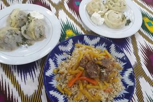 Köstliche Manti (Teigtaschen) und Plov (Reisgericht)