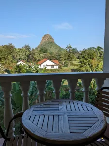 Blick vom Balkon des Hotelzimmers auf den Tororo Rock