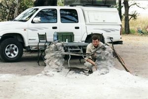 Fix installierter Griller am Campingplatz Xakanaxa