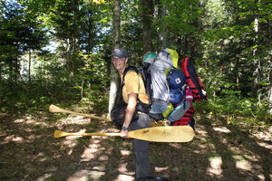 Vollbepackt nehmen wir die Portage in Angriff