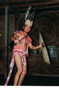Traditionell gekleideter Iban