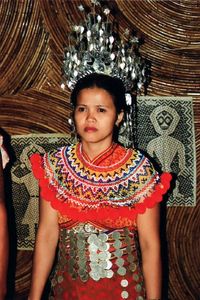 Traditionell gekleidete Iban