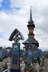 Holzkreuze auf dem fröhlichen Friedhof