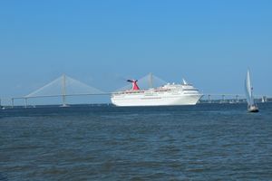 Kreuzfahrtschiff vor der Arthur Ravenel Jr. Brücke