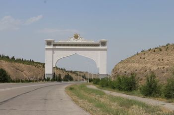Einfahrtstor nach Ashgabat